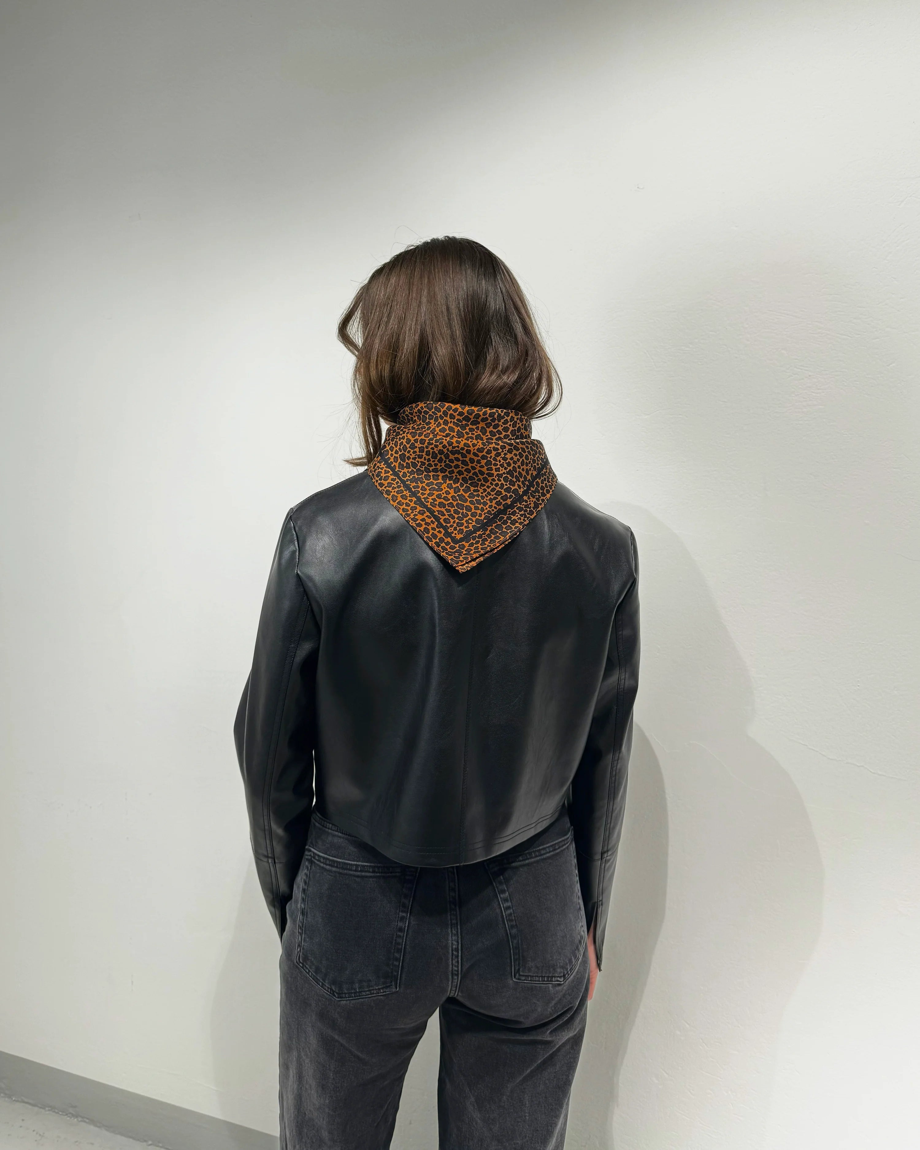 Šátek silk leo brown 50 cm