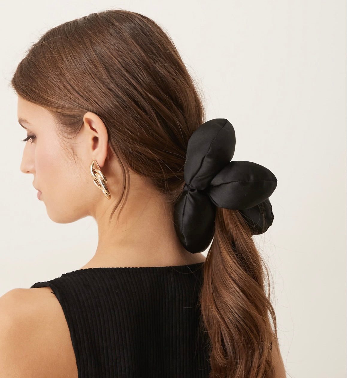 gumička flower pillow black