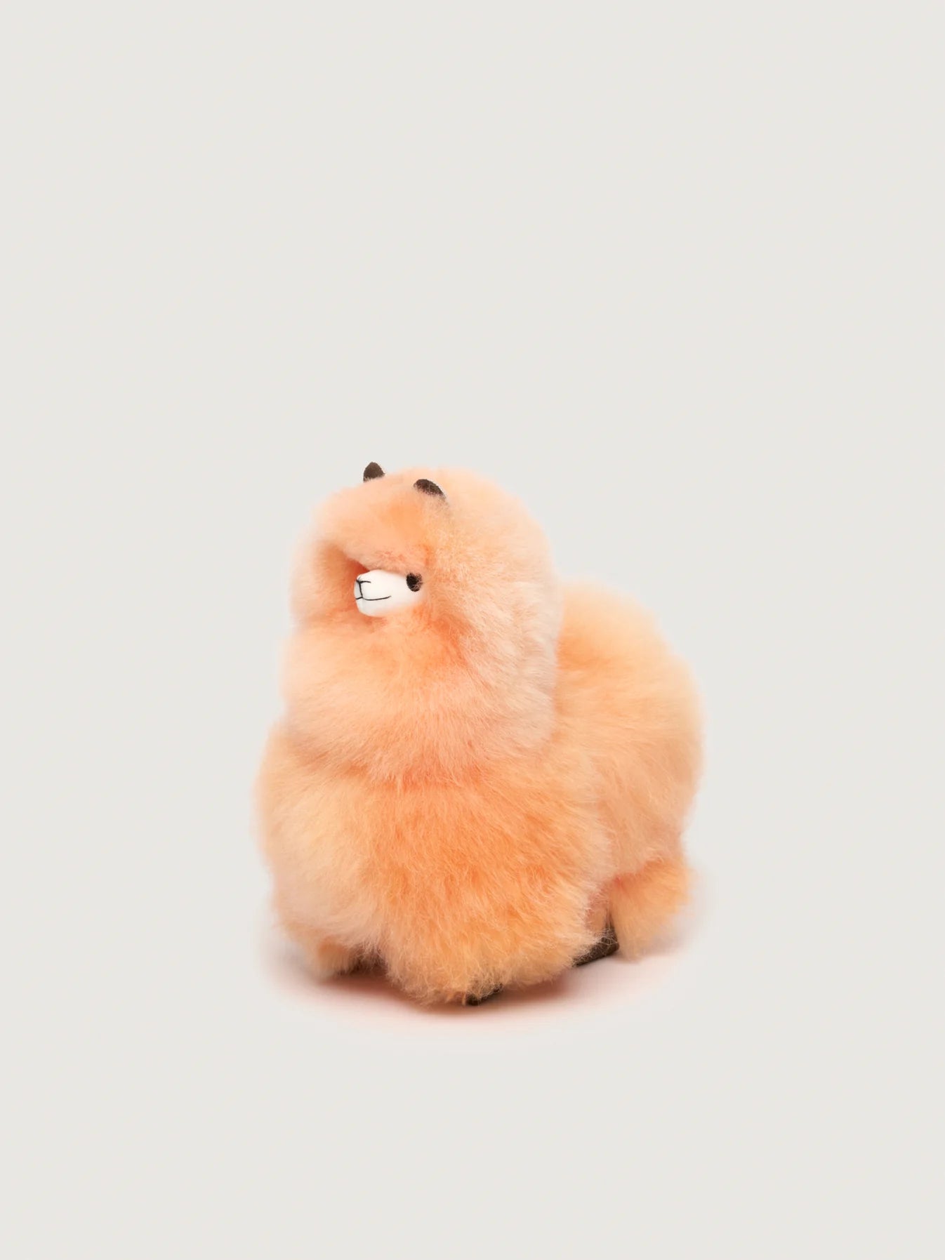 Plyšová alpaka z přírodní vlny – Peach  – 18 cm