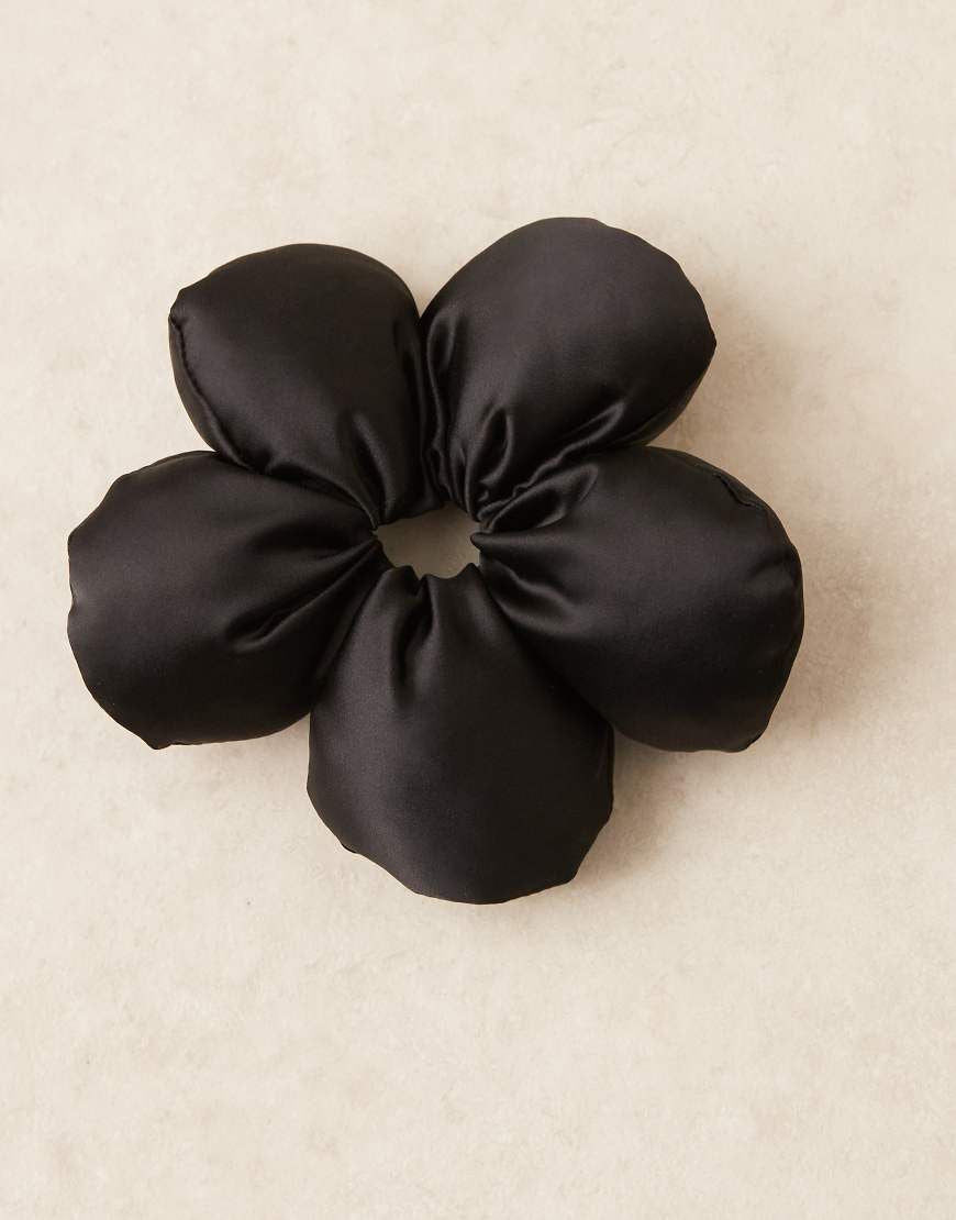 gumička flower pillow black