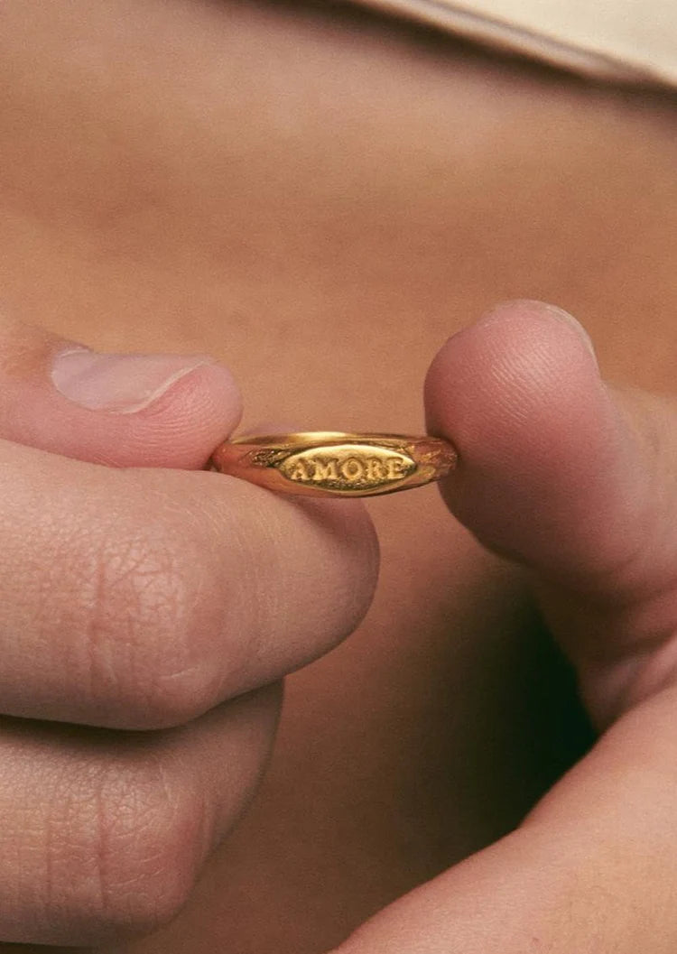 Amore_Signet_Ring__30_01_750x_d1cd3652-04c6-49af-818b-9430a7cec5b6.webp