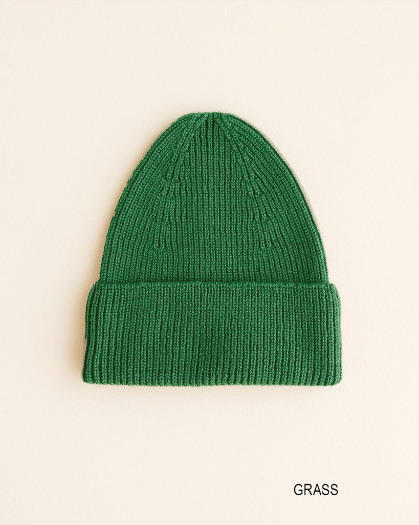 beanie Fonzie kids - grass