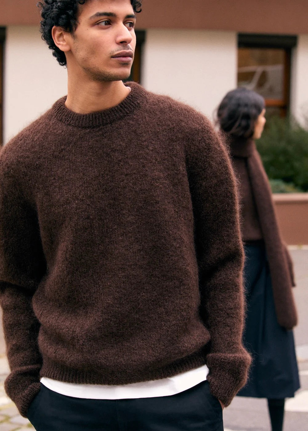 Com_brown_outside_Sasha.webp