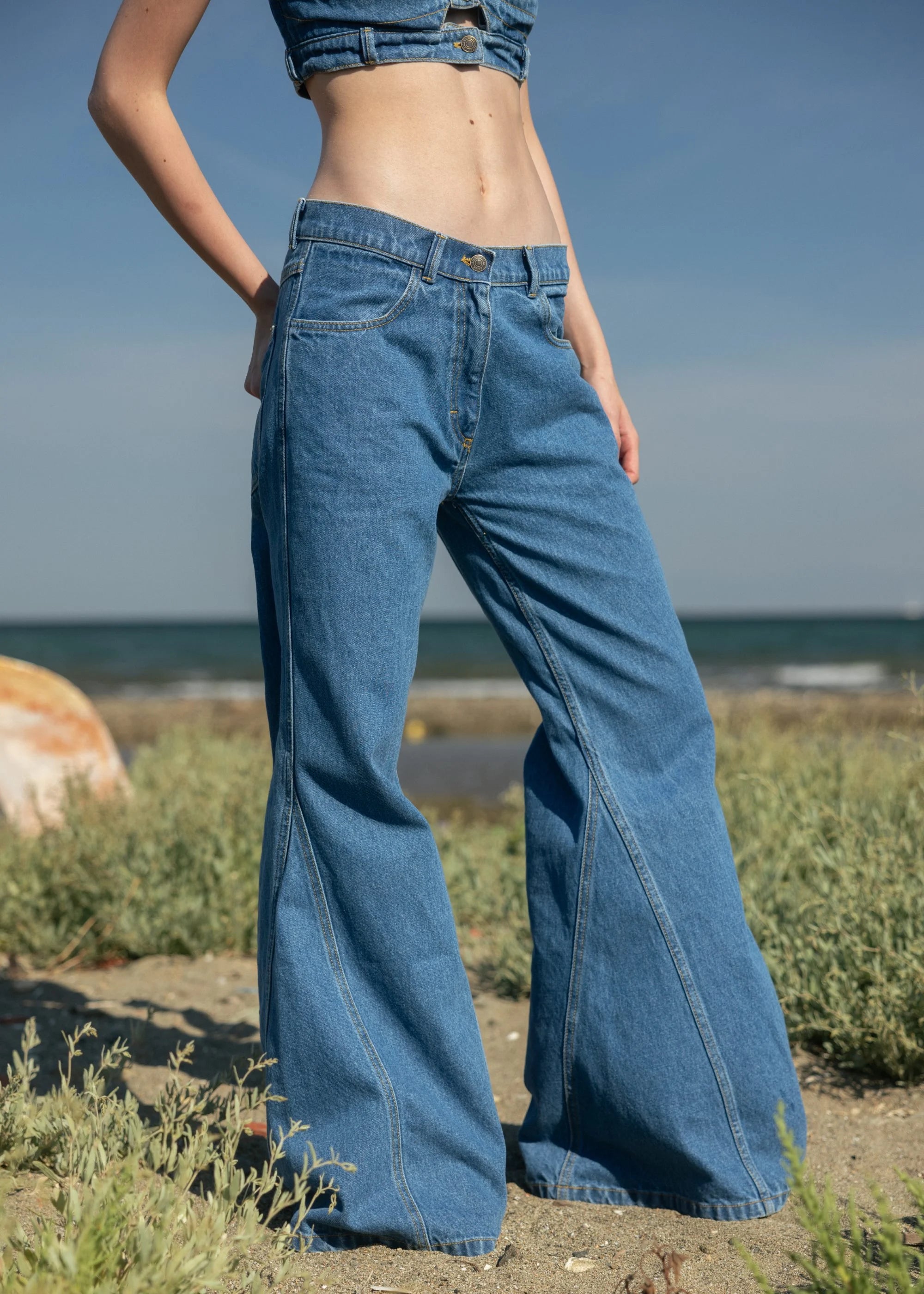DenimFlaredJeans_5.webp