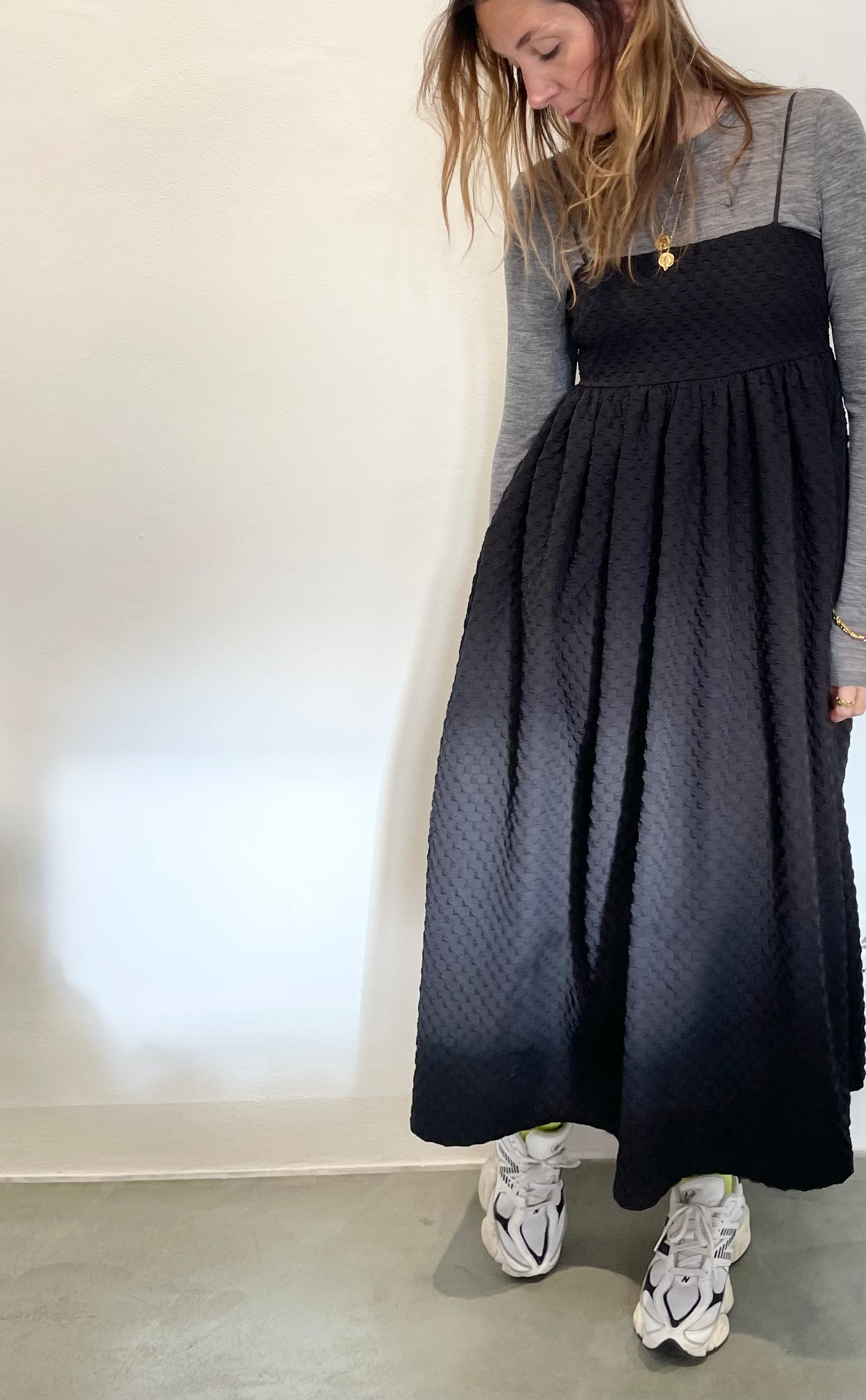 strukturované šaty Anjou black mama