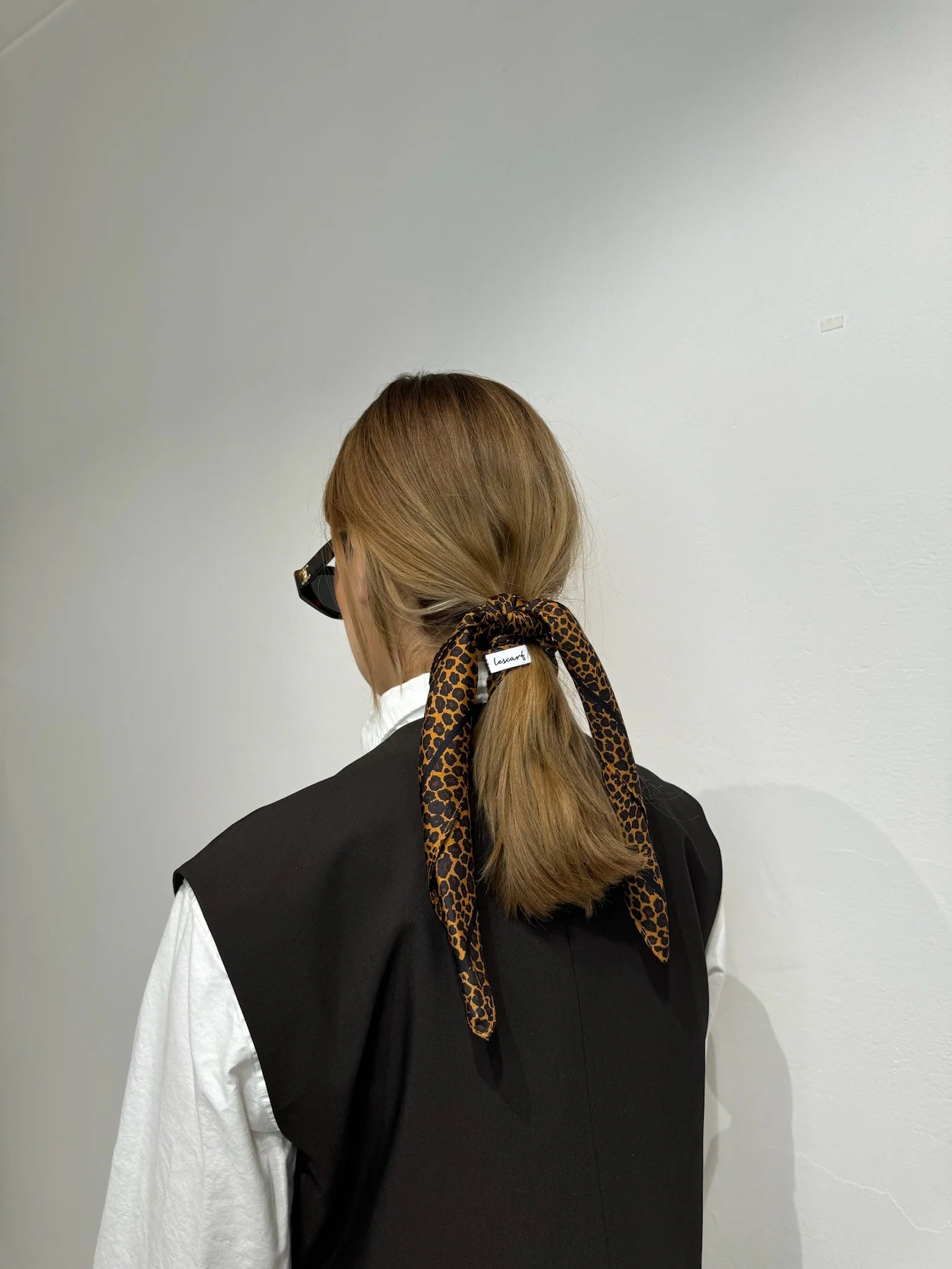 Šátek silk leo brown 50 cm