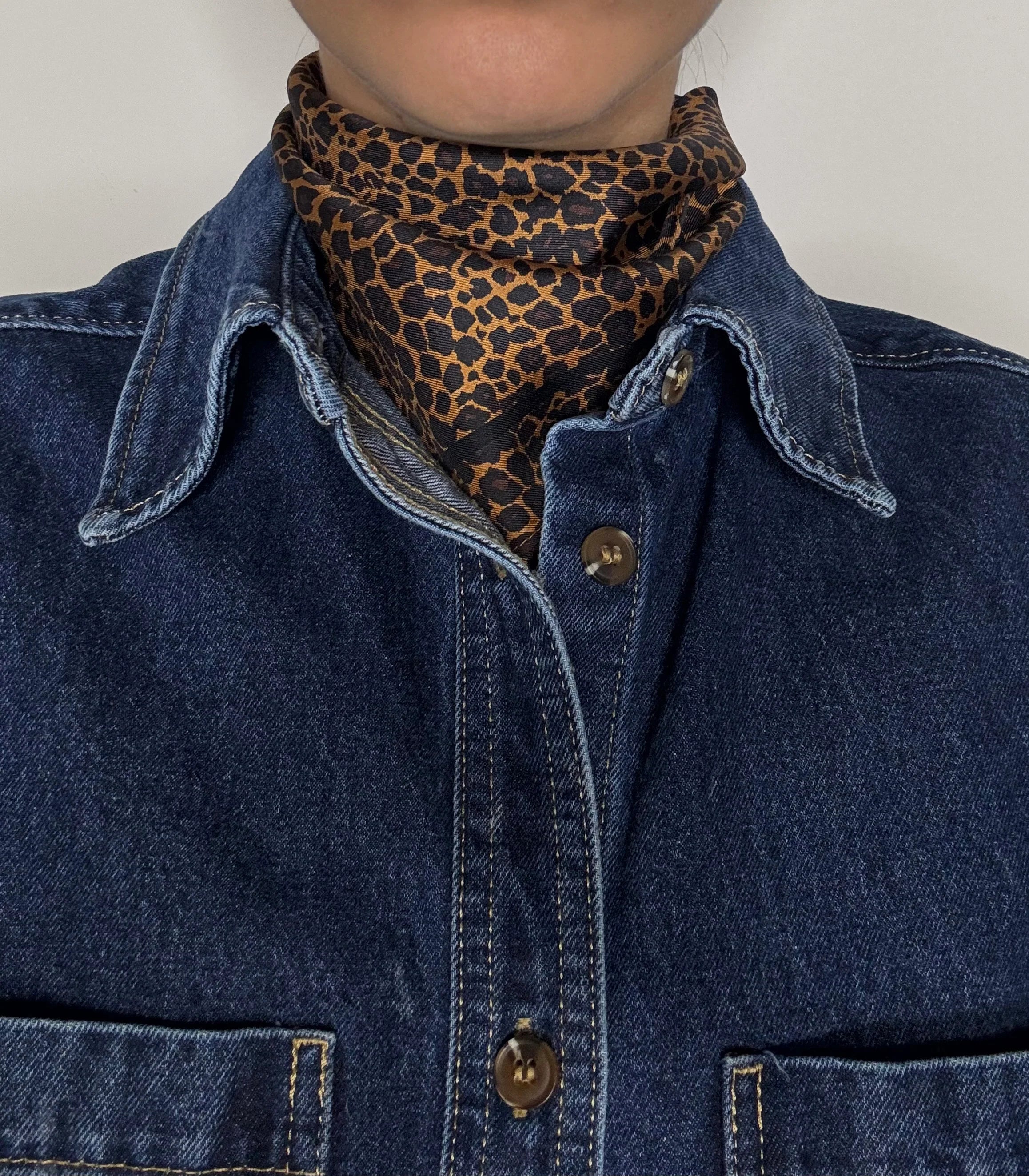 Leoscarfneck_3000x_ff49d62e-a976-43a1-b268-788506b249f4.webp