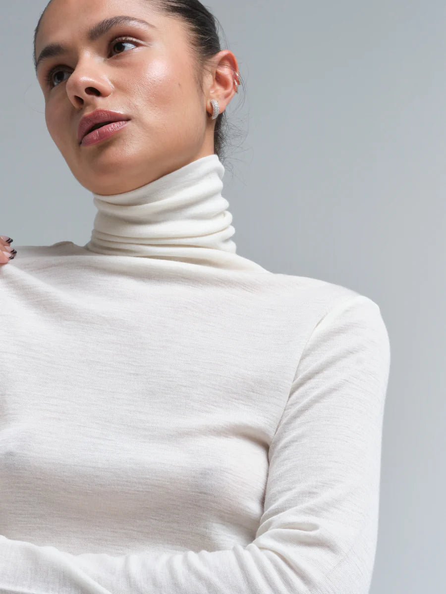 Lola_Merino_wool-Roll_Neck-SB1012-Off-White_900x_3646736e-d1d8-4de3-aa29-30178f9c6905.webp