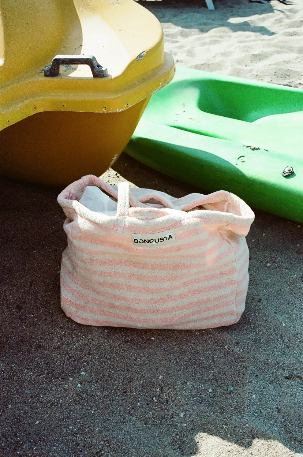 NaramWeekendBag_tropical_creme_lifestyle1.webp