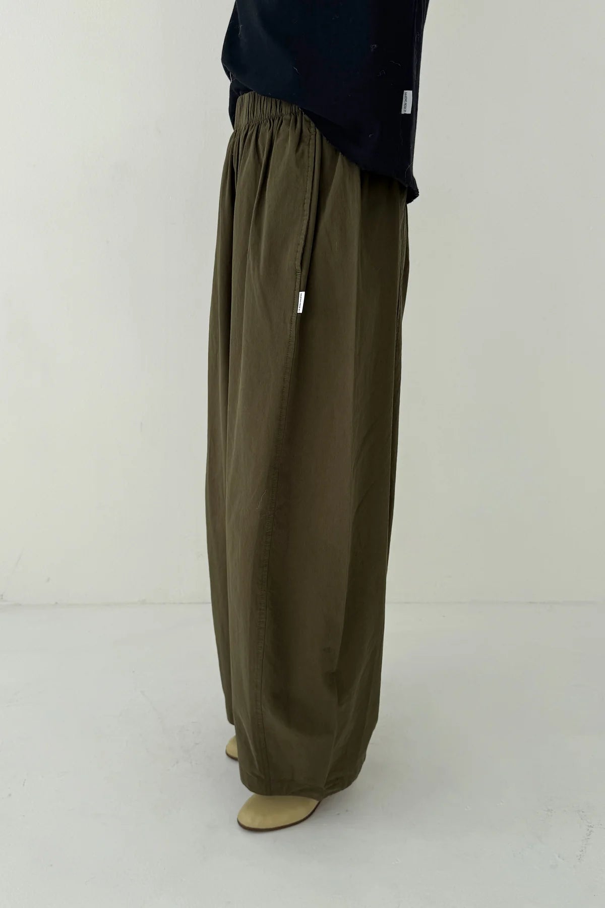 ParachutePants_Olive_2.webp