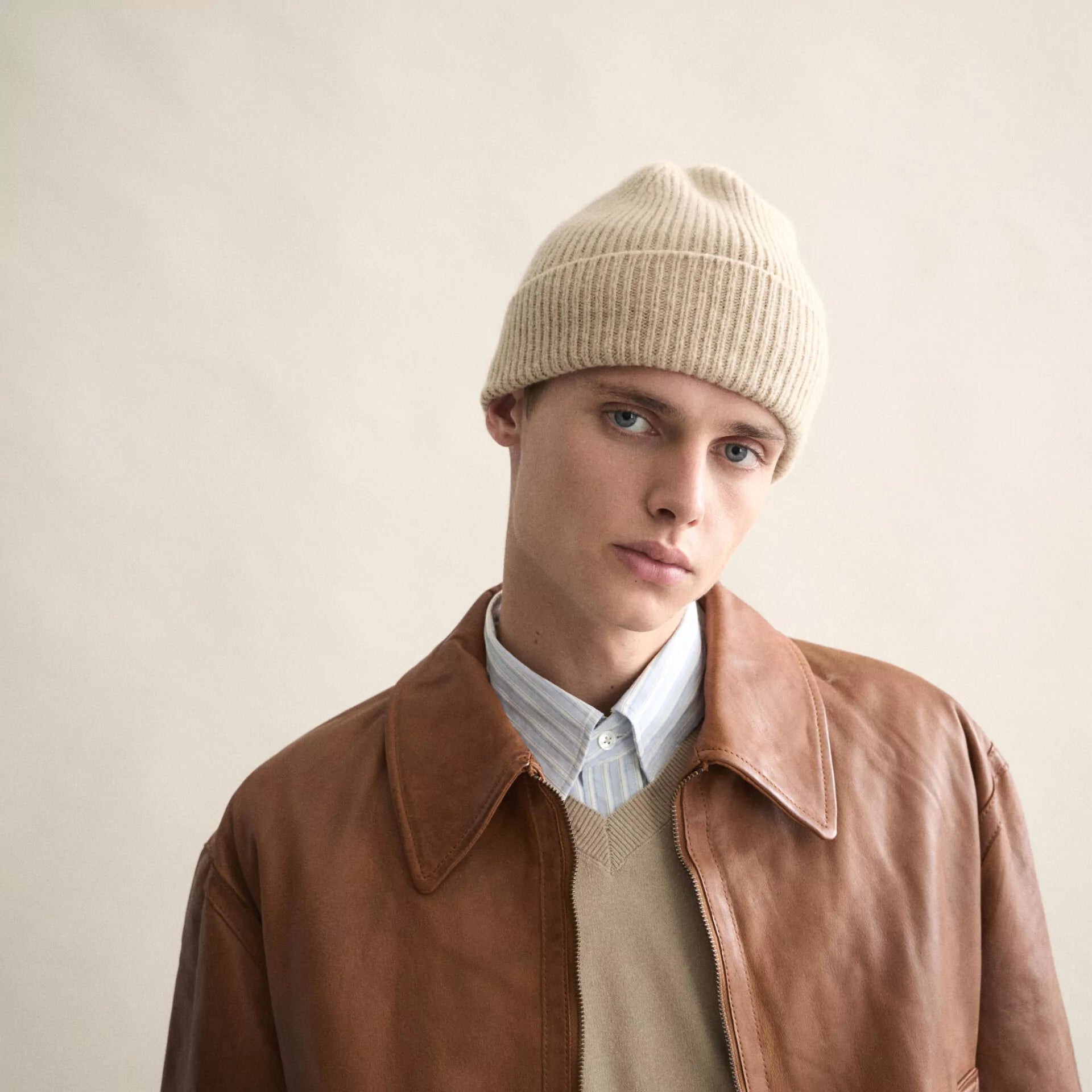 beanie z jehněčí vlny sand