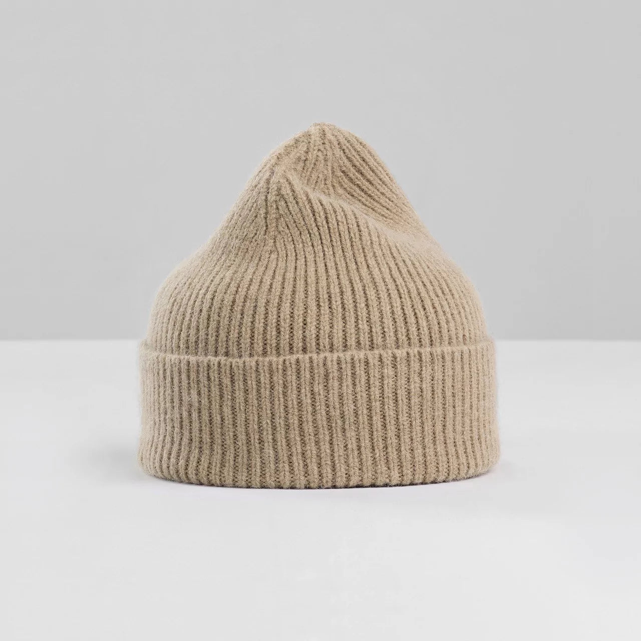 beanie z jehneci vlny clay