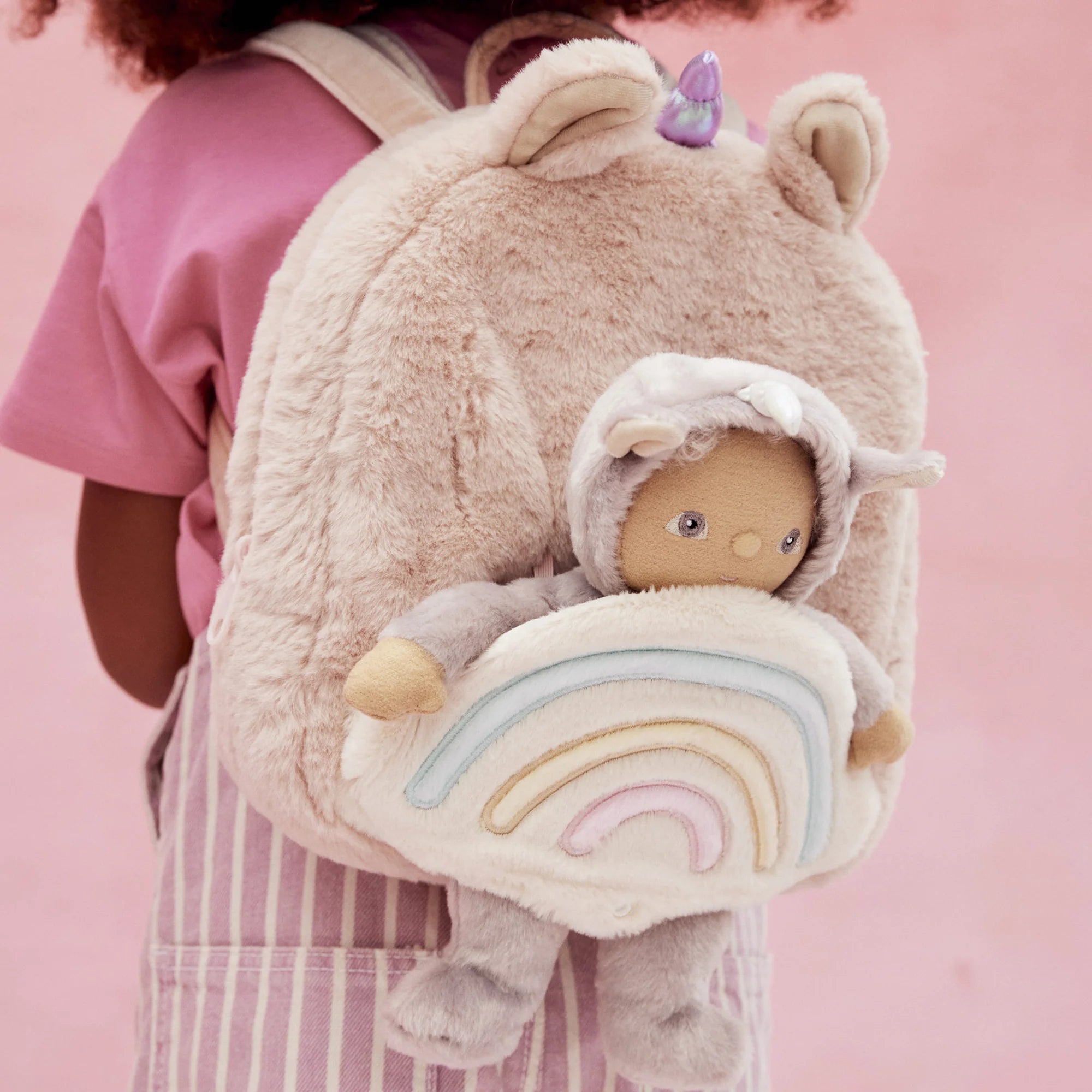 hopalong_unicorn_backpack_pink_lifestyle_2_2000x_6665eeb2-276f-4234-9fc6-71aa3352b502.webp