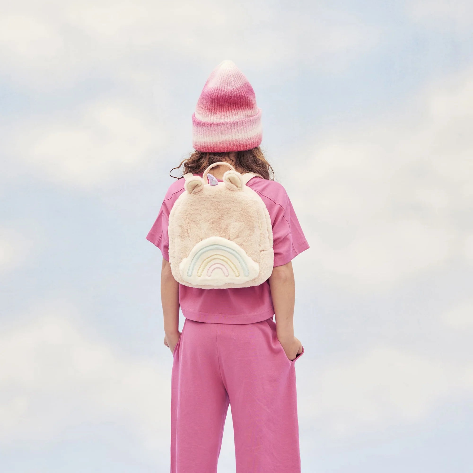 hopalong_unicorn_backpack_pink_lifestyle_4_2000x_7c440d21-d7c8-4918-8681-eda2c1804a2c.webp