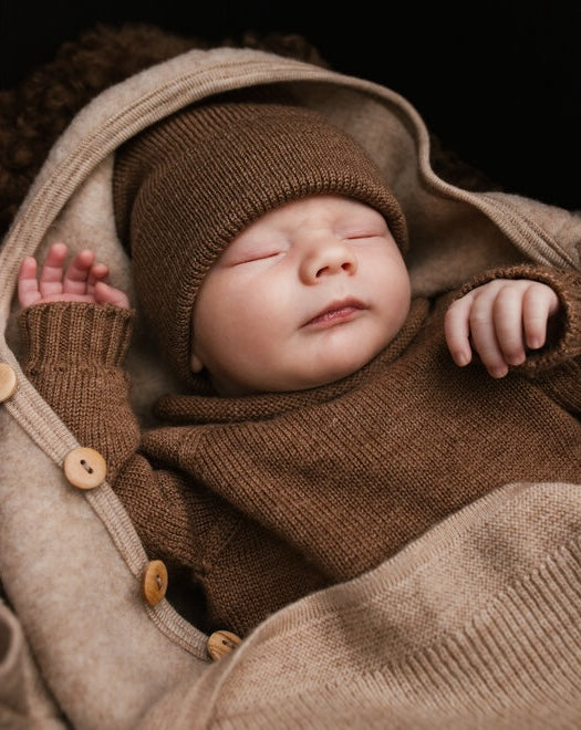 hvid-hvid-beanie-fonzie-newborn-mocha-1_691e817e-c366-4dbb-b0c8-6310cf8f7924.jpg