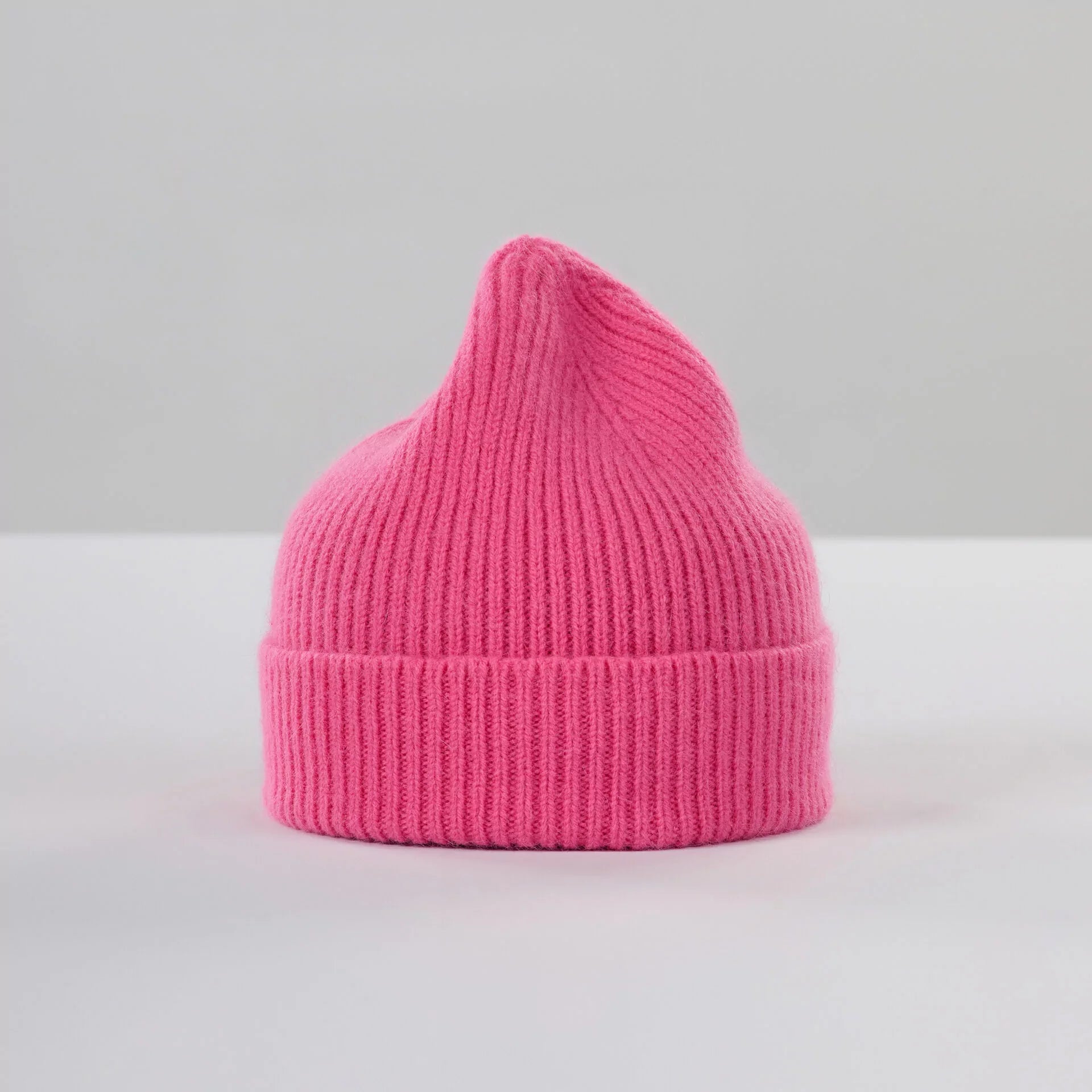 beanie z jehneci vlny bubblegum
