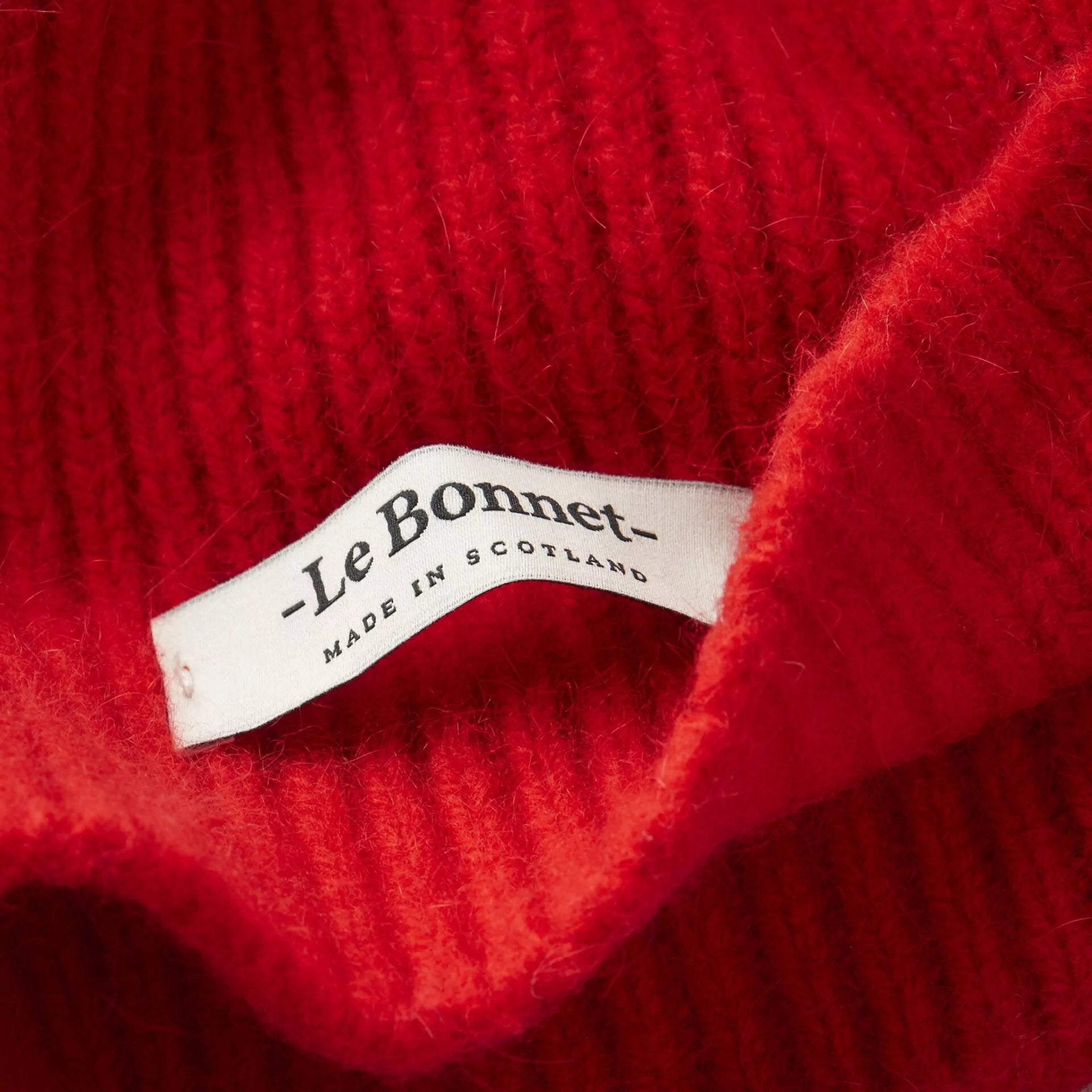 le-bonnet-beanie-bea-005-crimson-detail-1-e1605180543943-1920x1920.webp