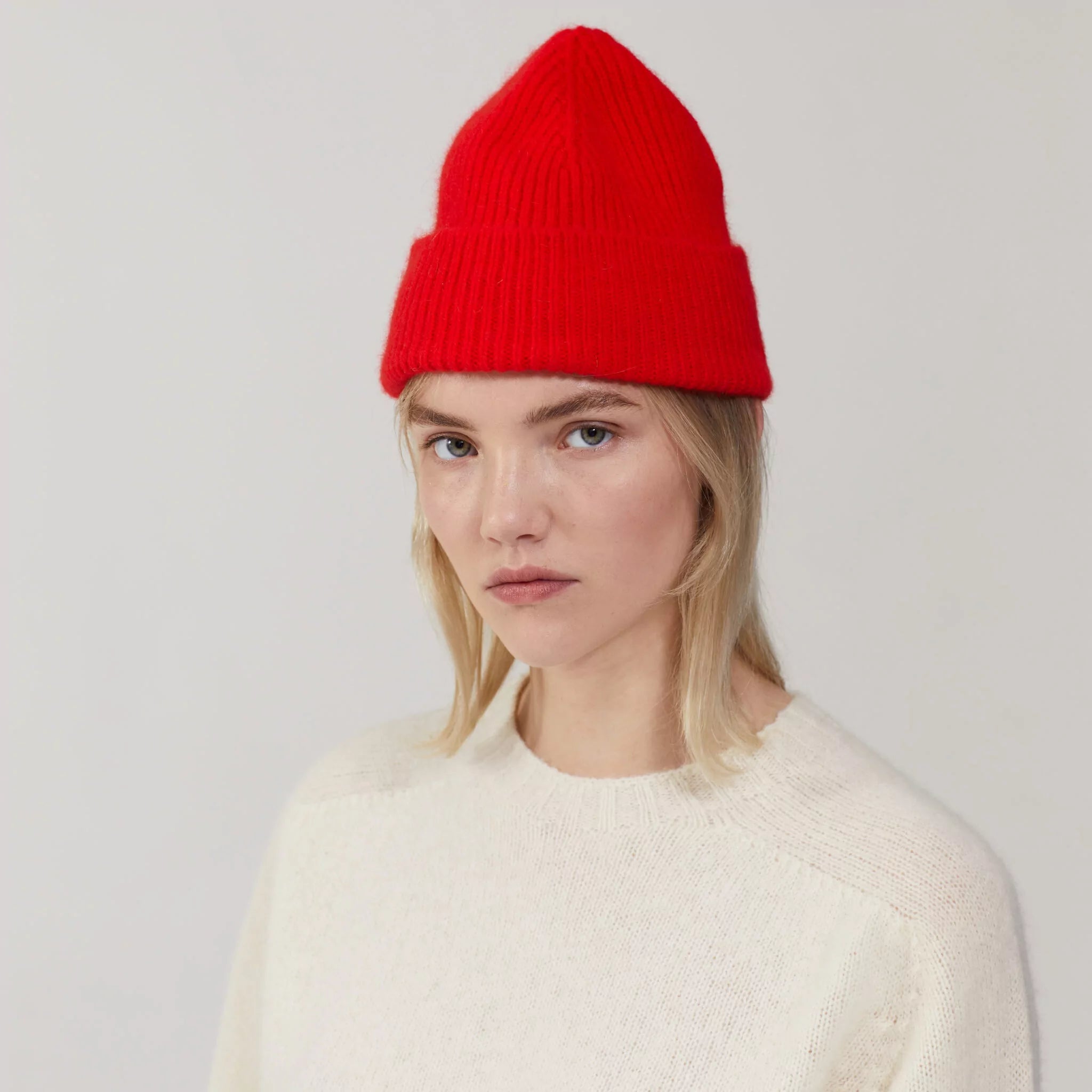 beanie z jehneci vlny crimson