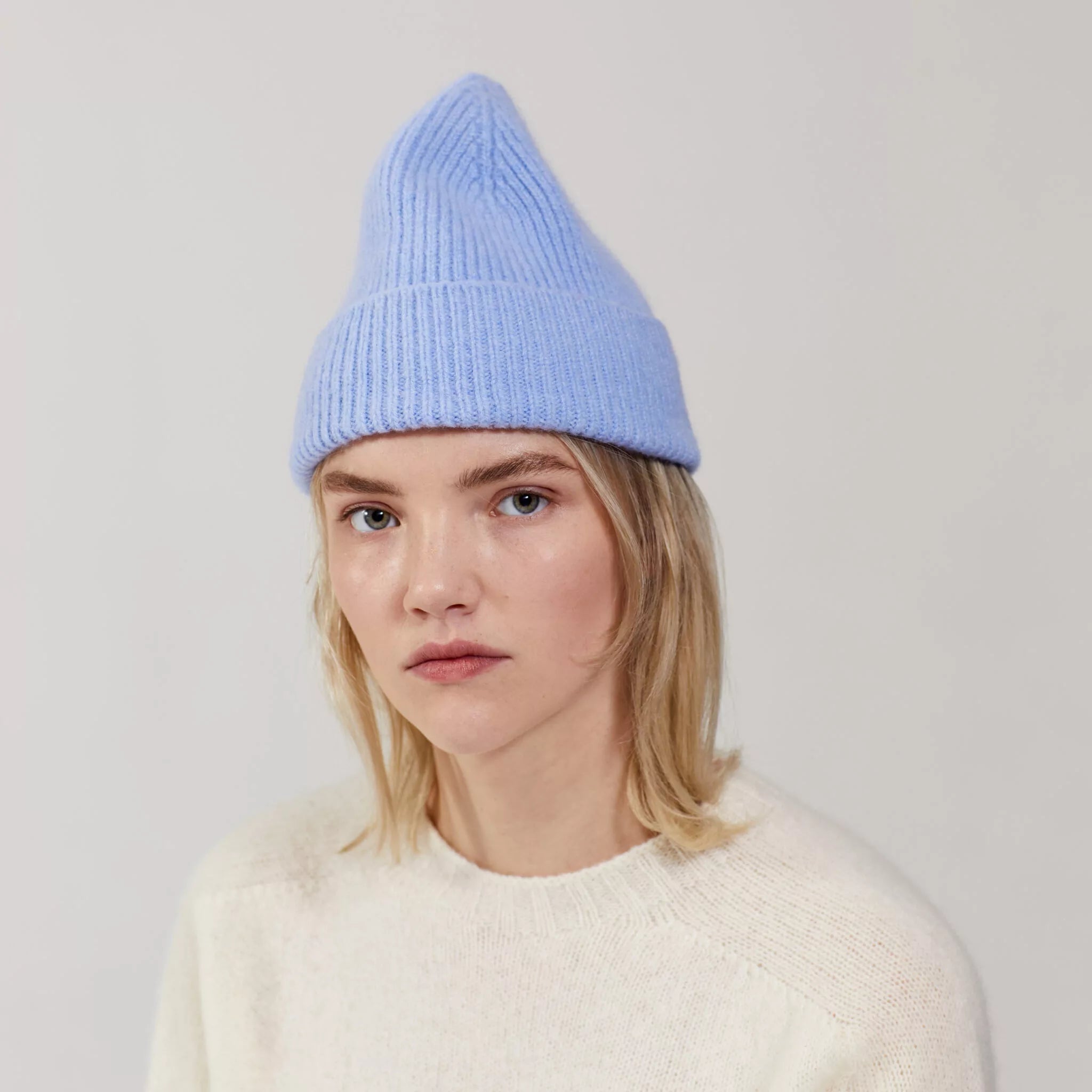 beanie z jehneci vlny light blue sky