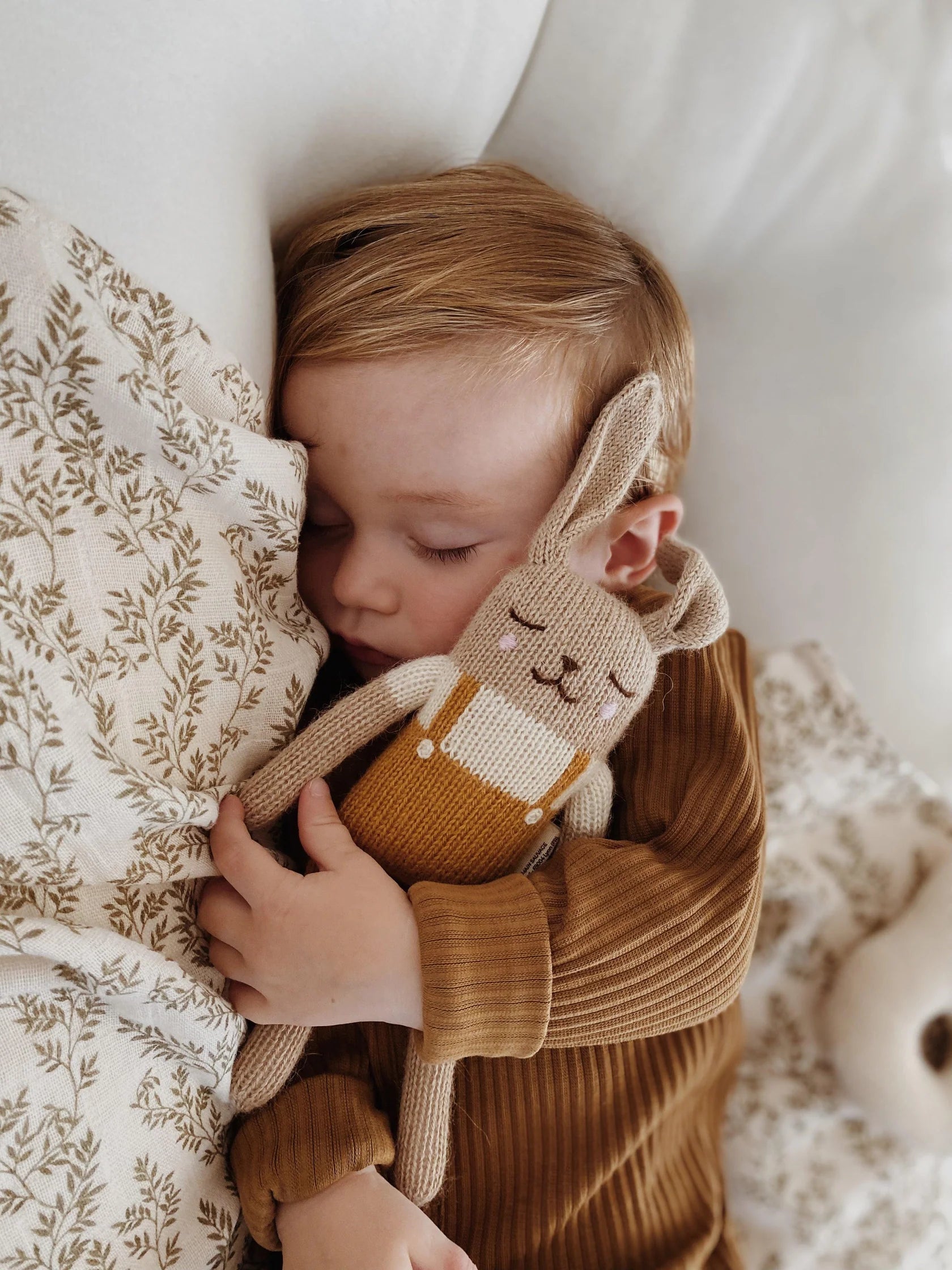 main-sauvage-bunny-knitted-soft-toy-ochre-overalls-hello-little-birdie-3_6685cd0c-fdca-42f3-bc64-8d5c2765b289_1680x.jpg-2.webp