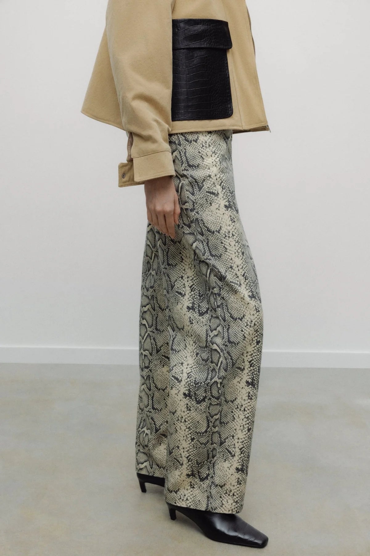 kalhoty denim barrel snake print