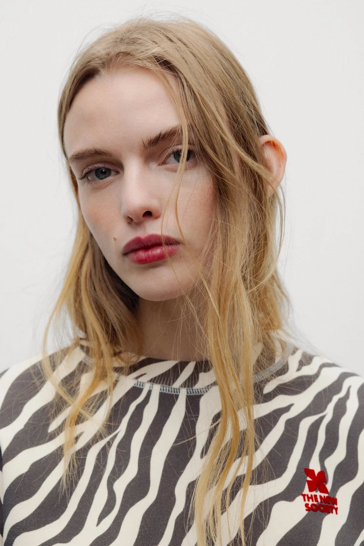 mikina logo zebra print